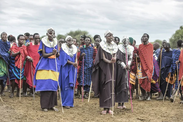 Сама Танзанія Червня 2019 Жінки Масаї Барвистому Одязі Одягнені Вечірку — стокове фото