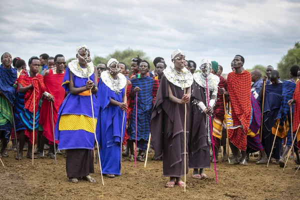 Selb Tansania Juni 2019 Massai Frauen Bunten Kleidern Verkleidet Für — Stockfoto