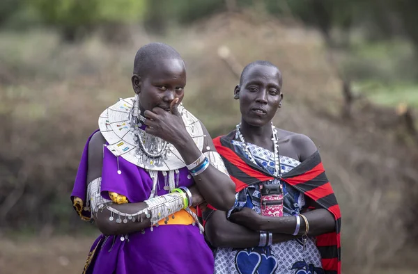 Same Tanzania Juni 2019 Maasai Vrouwen Kleurrijke Kleding Gekleed Voor — Stockfoto