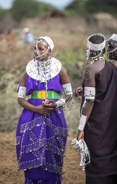 Same Tanzania Giugno 2019 Donne Maasai Abiti Colorati Vestite Festa — Foto Stock