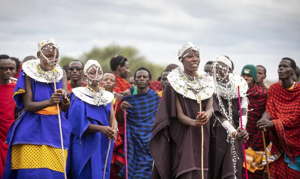 Ugyanez Tanzánia 2019 Június Maasai Nők Színes Ruhában Partira Öltözve — Stock Fotó