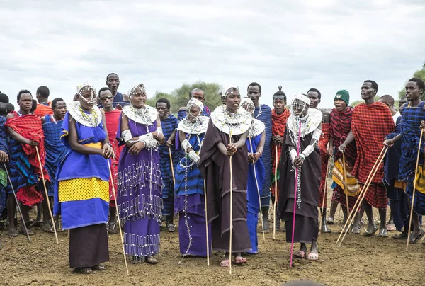 Same Tanzânia Junho 2019 Mulheres Maasai Roupas Coloridas Vestidas Para — Fotografia de Stock