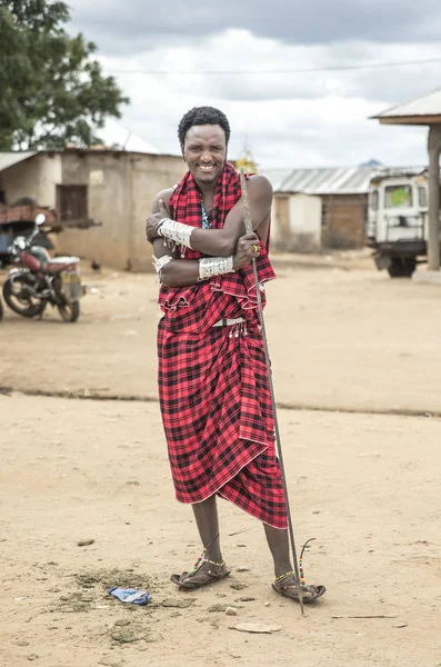 Totéž Tanzanie Června 2019 Pohledný Maasai Bojovník Oštěpem Místním Městě — Stock fotografie