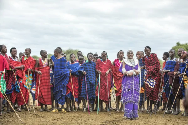 Same Tanzânia Junho 2019 Jovens Maasai Conversando Dançando Suas Melhores — Fotografia de Stock