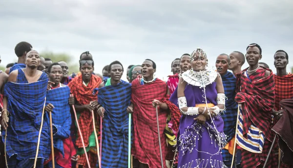 Same Tanzânia Junho 2019 Jovens Maasai Conversando Dançando Suas Melhores — Fotografia de Stock