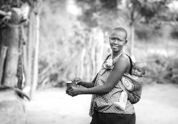 Totéž Tanzanie Června 2019 Maasai Žena Dítětem Zádech — Stock fotografie