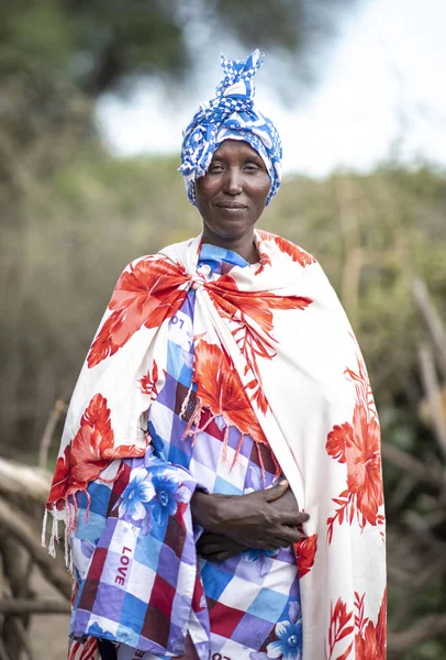 タンザニア 2019年6月7日 カラフルな服を着たマサイ族の女性 — ストック写真