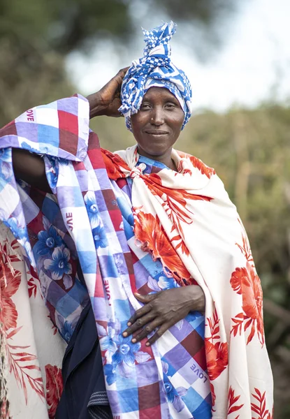 タンザニア 2019年6月7日 カラフルな服を着たマサイ族の女性 — ストック写真