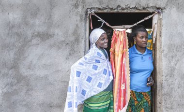 Aynı şekilde, Tanzanya, 5 Haziran 2019: Kapıdaki maasai kadınları, dışarıyı gözetliyorlar.