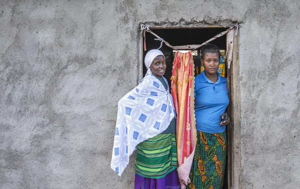 Aynı şekilde, Tanzanya, 5 Haziran 2019: Kapıdaki maasai kadınları, dışarıyı gözetliyorlar.