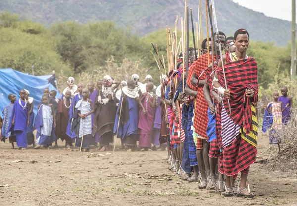 Samo Tanzania Czerwca 2019 Wojownicy Maasai Przybywający Sąsiedniej Wioski Uroczystym — Zdjęcie stockowe