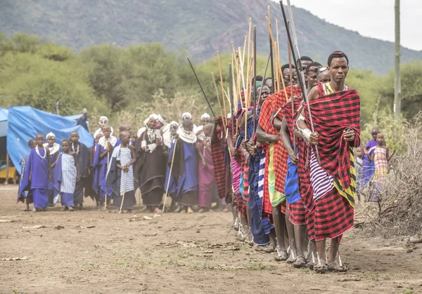 Samo Tanzania Czerwca 2019 Wojownicy Maasai Przybywający Sąsiedniej Wioski Uroczystym — Zdjęcie stockowe