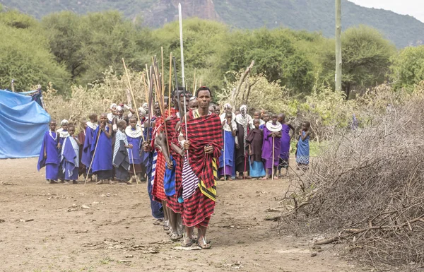 Samo Tanzania Czerwca 2019 Wojownicy Maasai Przybywający Sąsiedniej Wioski Uroczystym — Zdjęcie stockowe
