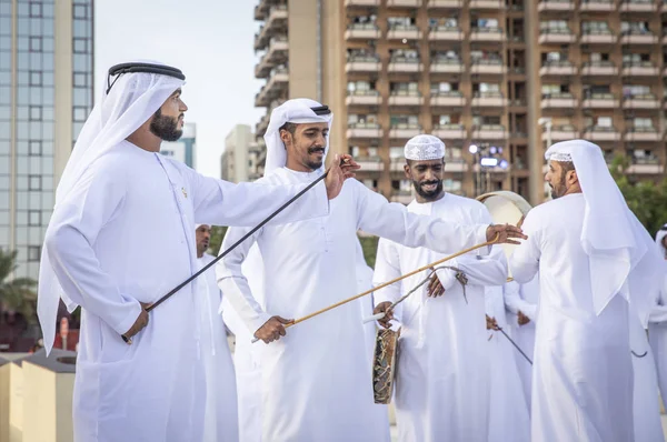 Abu Dabi Emirados Árabes Unidos Dezembro 2019 Homens Lemirati Dançando — Fotografia de Stock