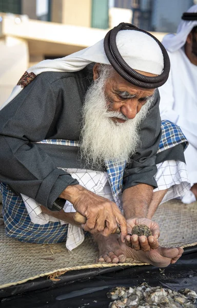 Abu Dhabi Emirati Arabi Uniti Dicembre 2019 Vecchio Pescatore Cerca — Foto Stock