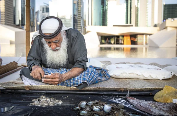 Abu Dhabi Emirados Árabes Unidos Dezembro 2019 Velho Pescador Procura — Fotografia de Stock