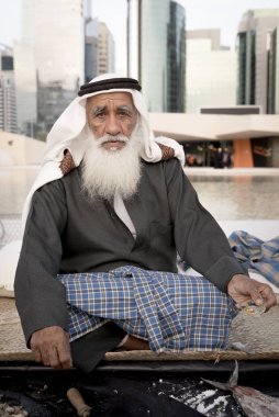 Abu Dabi, 14. Düzenbaz 2019: İstiridyede bulduğu perileri gösteren balıkçı.