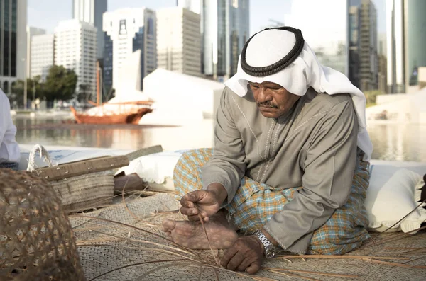 Abu Dhabi Décembre 2019 Pêcheur Tissant Panier Pour Attraper — Photo