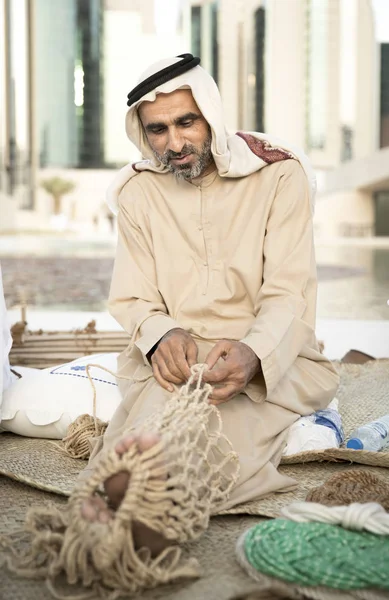 アブダビ アラブ首長国連邦 2019年12月14日 新しい魚網を作る漁師 — ストック写真