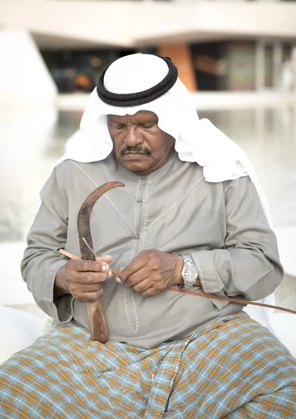 Abu Dhabi Dezembro 2019 Pescador Tecendo Uma Cesta Para Pegar — Fotografia de Stock