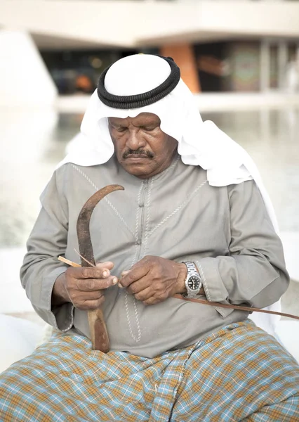 Abu Dhabi Dezembro 2019 Pescador Tecendo Uma Cesta Para Pegar — Fotografia de Stock