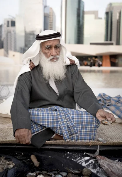 Abu Dhabi Décembre 2019 Pêcheur Exhibant Des Perles Trouvées Dans — Photo