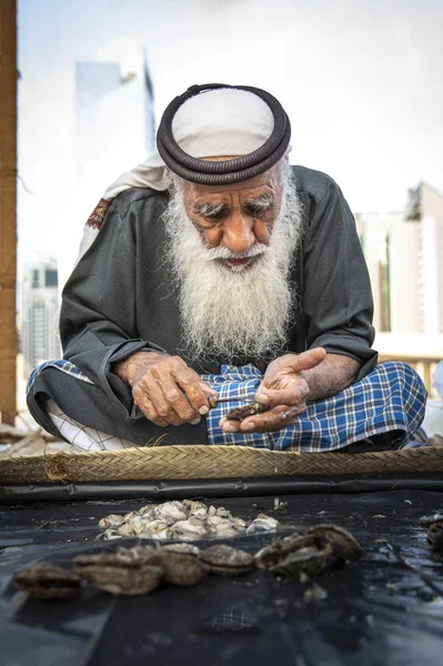 Abu Dhabi Emirados Árabes Unidos Dezembro 2019 Velho Pescador Procura — Fotografia de Stock