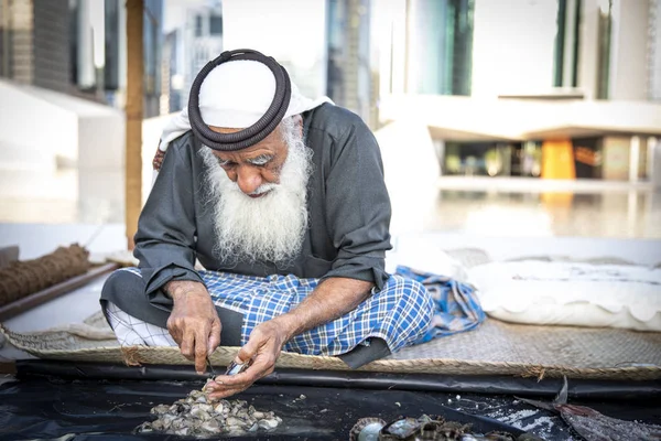 2019年12月14日 阿拉伯联合酋长国阿布扎比 老渔民在新捕获的牡蛎中寻找珍珠 — 图库照片