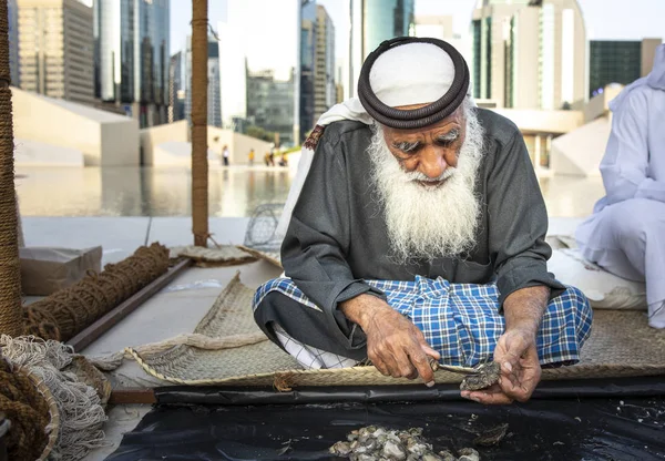 Abu Dhabi Emirados Árabes Unidos Dezembro 2019 Velho Pescador Procura — Fotografia de Stock