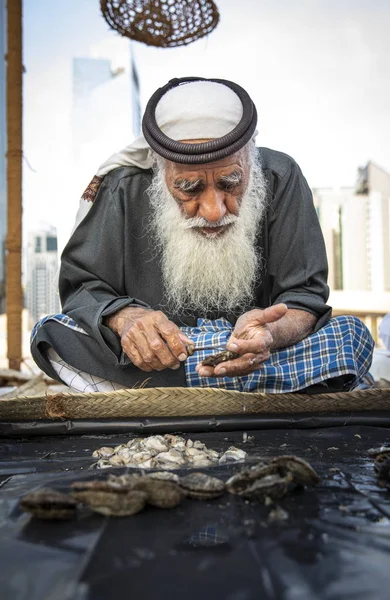 Abu Dhabi Zjednoczone Emiraty Arabskie Grudnia 2019 Stary Rybak Szukający — Zdjęcie stockowe