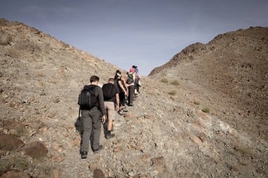 Ras Al Khaimah, Uae, 13 Aralık 2019: Ras Al Khaimah dağlarındaki yürüyüşçüler