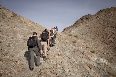 Ras Al Khaimah, Uae, 13 Aralık 2019: Ras Al Khaimah dağlarındaki yürüyüşçüler