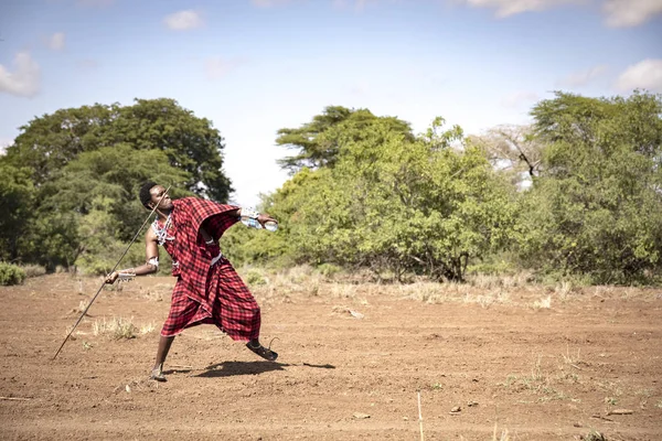2019年6月6日 坦桑尼亚Maipo 英俊的马赛武士投掷长矛 — 图库照片