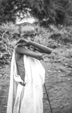 Maipo, Tanzanya, 4 Haziran 2019: Doğadaki maasai çocuk