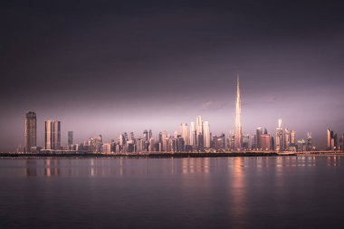 Dubai, Birleşik Arap Emirlikleri, 27 Aralık 2019: Dubai Yunan limanından gün doğumu