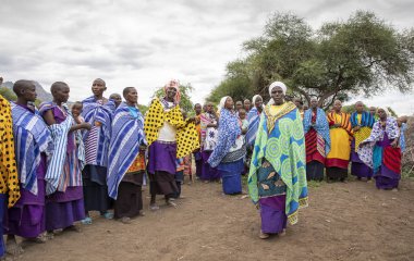 Aynı şekilde, Tanzanya, 7 Haziran 2019: Masai halkı Tanrı 'ya ibadet etmek için şarkı söylüyor.