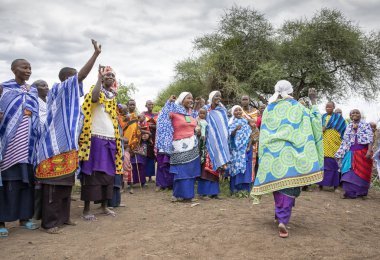 Aynı şekilde, Tanzanya, 7 Haziran 2019: Masai halkı Tanrı 'ya ibadet etmek için şarkı söylüyor.