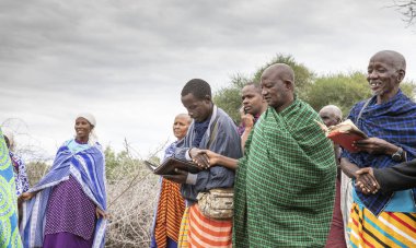 Aynı şekilde, Tanzanya, 7 Haziran 2019: Masai halkı Tanrı 'ya ibadet etmek için şarkı söylüyor.