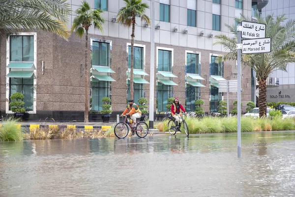 ドバイ アラブ首長国連邦 2020年1月11日 ドバイの浸水した通りでの自転車の人々 — ストック写真