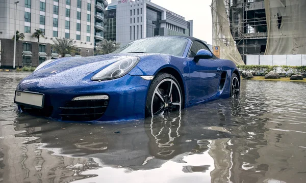 ドバイ アラブ首長国連邦 2020年1月11日 大雨後のドバイの浸水した通りでの車の運転 — ストック写真