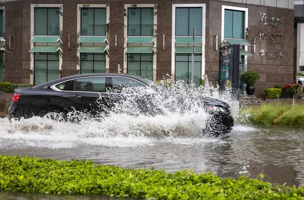 ドバイ アラブ首長国連邦 2020年1月11日 豪雨後のドバイの浸水した通りでの車の運転 — ストック写真