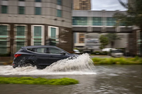 ドバイ アラブ首長国連邦 2020年1月11日 豪雨後のドバイの浸水した通りでの車の運転 — ストック写真
