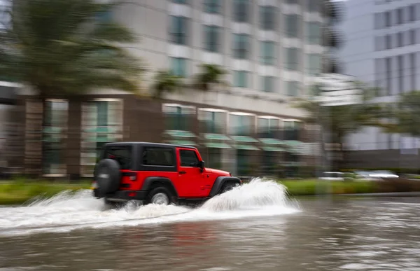 Dubai Verenigde Arabische Emiraten Januari 2020 Auto Rijden Overstroomde Straat — Stockfoto