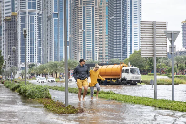 ドバイ アラブ首長国連邦 2020年1月11日 豪雨の後 ドバイの浸水した通りを歩く人々 — ストック写真