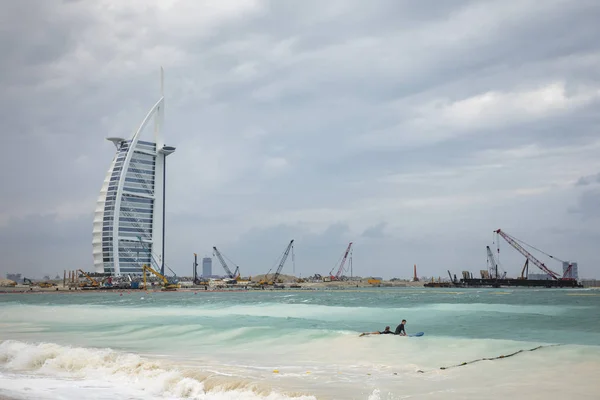 Dubaj Spojené Arabské Emiráty Ledna 2020 Lidé Surfující Rozbouřeném Moři — Stock fotografie