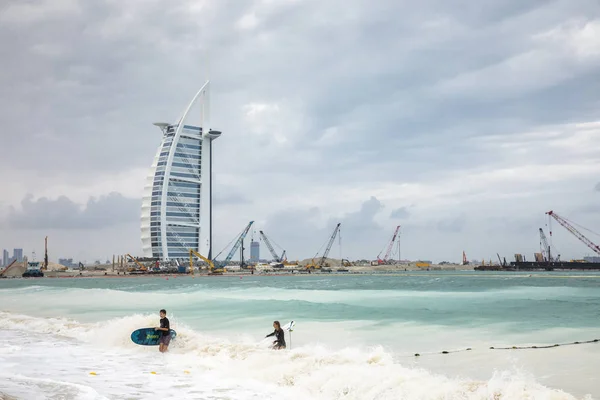 Dubai Emiratos Árabes Unidos Enero 2020 Personas Surfeando Mar Agitado —  Fotos de Stock