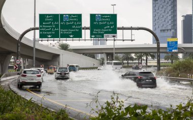 Dubai, Birleşik Arap Emirlikleri, 11 Ocak 2020: Şiddetli sağanak yağış sonrası Dubai 'de sel basmış bir otoyolda kart kullanımı