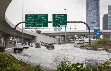Dubai, Birleşik Arap Emirlikleri, 11 Ocak 2020: Şiddetli sağanak yağış sonrası Dubai 'de sel basmış bir otoyolda kart kullanımı