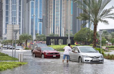 Dubai, Birleşik Arap Emirlikleri, 11 Ocak 2020: Şiddetli sağanak yağış sonrası Jumeirah sokakları sular altında kaldı