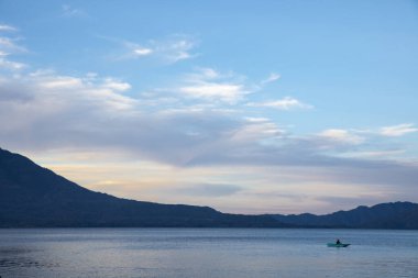 Guatemala 'daki Atitlan Gölü' ndeki balıkçının manzaralı çekimi.